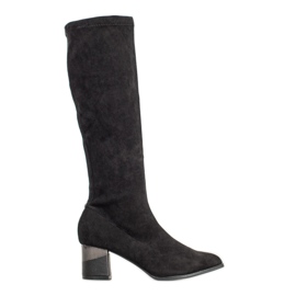 Aclys Botas en un pilar negro