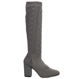 SHELOVET Botas caladas en un poste gris