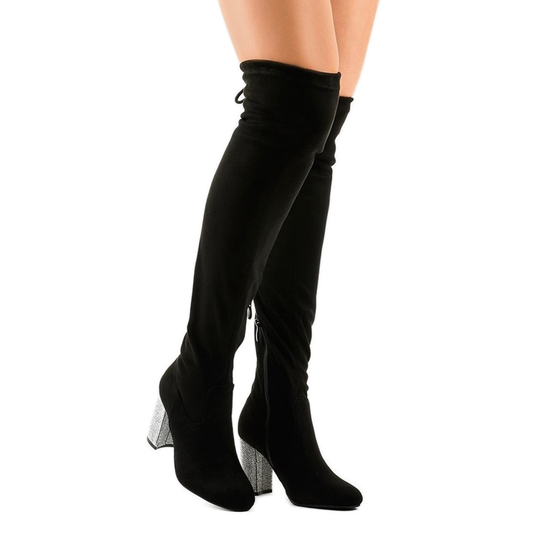 Botas de ante negro sobre poste decorado BM150