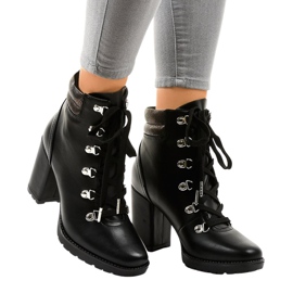 Botas trapezoidales negras en el poste 8992-PU negro