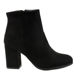 Botas negras aisladas en el poste G-7656 negro