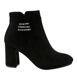 Botas negras aisladas en el poste 7505-GA negro