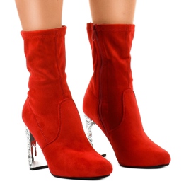 Botines de ante rojo en el poste BM178