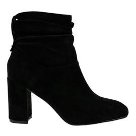 Botas negras elegantes en el poste 884 negro