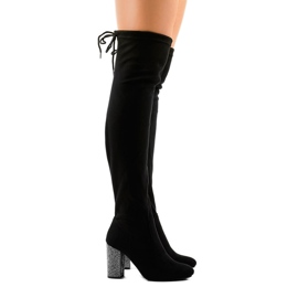 Botas de ante negro en el poste 0-235