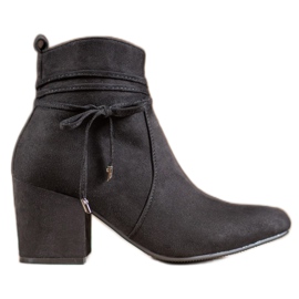 SHELOVET Botas en un poste negro