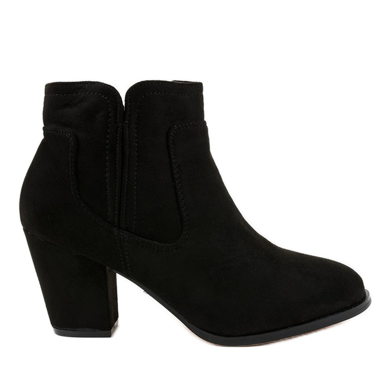 Botas negras aisladas en el poste A8123 negro