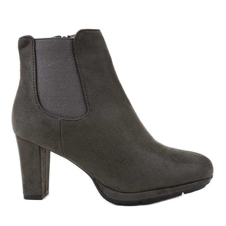 Botas grises en el poste F156-2