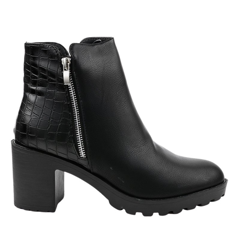 Botines negros en el poste LL27