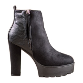 Weide Botas calientes en la plataforma. negro