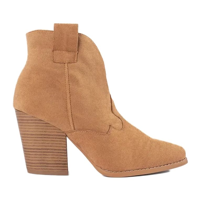 Botas de vaquero de gamuza en el pilar beige