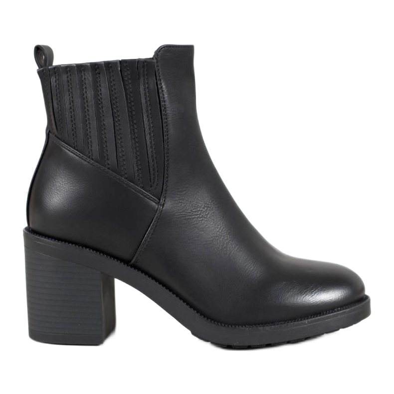 Botas casuales en un poste negro