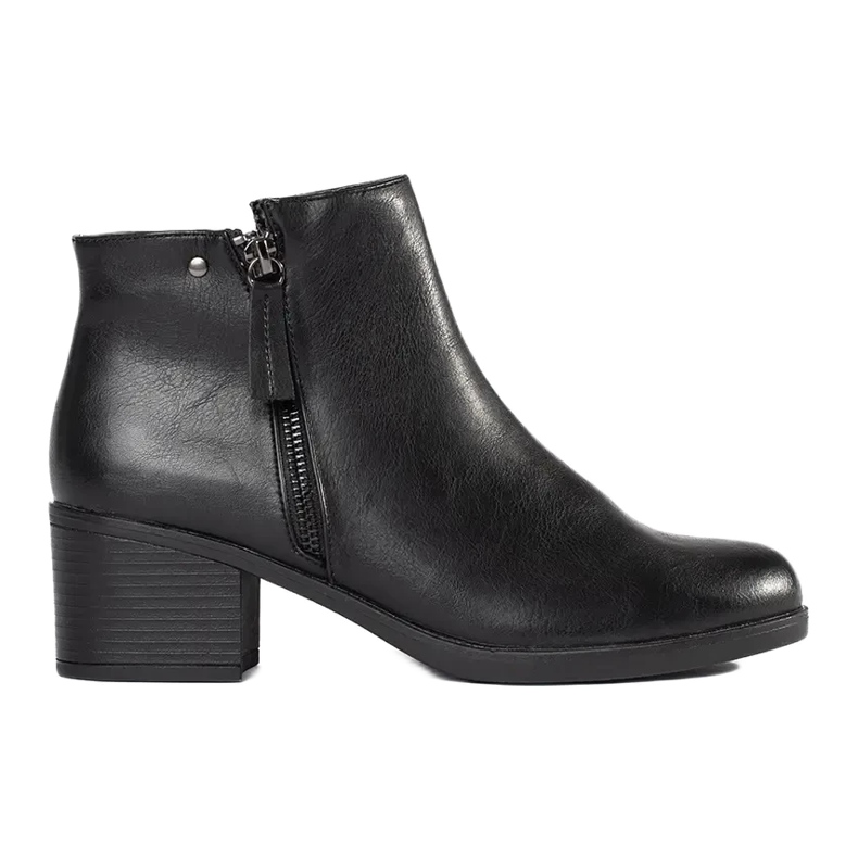 Botines negros en un poste