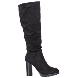 Evento Botas con estilo en un pilar negro Evento Botas con estilo en un pilar negro