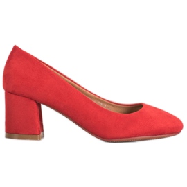 Fama Zapatos de tacón de ante en un pilar rojo