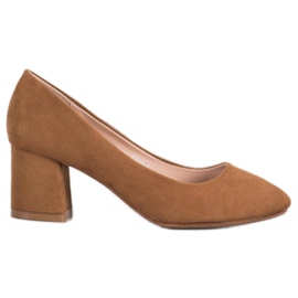 Fama Zapatos de tacón de ante en un pilar marrón