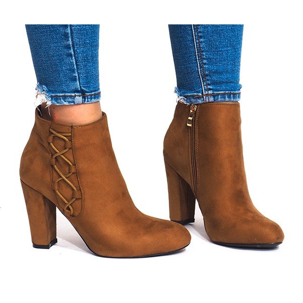 Botines de ante en un poste BS063 Camel marrón