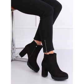 Botas negras en el protector negro 4144 Negro