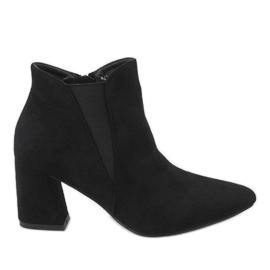 Botines de ante negro en el poste 4826