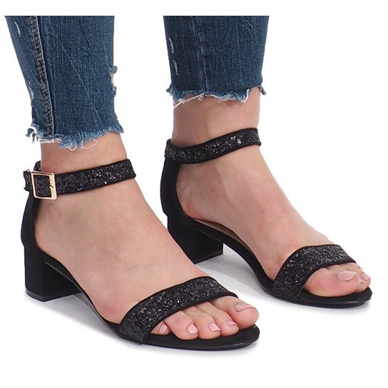 Sandalias negras en el poste de Montana negro