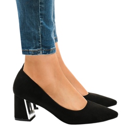 Zapatos de tacón de ante negro en el pilar L439