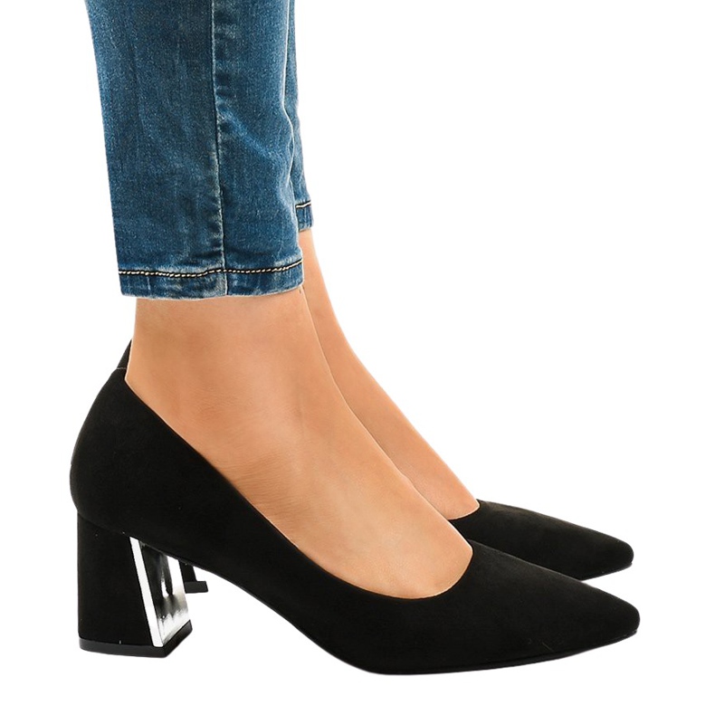Zapatos de tacón de ante negro en el pilar L439