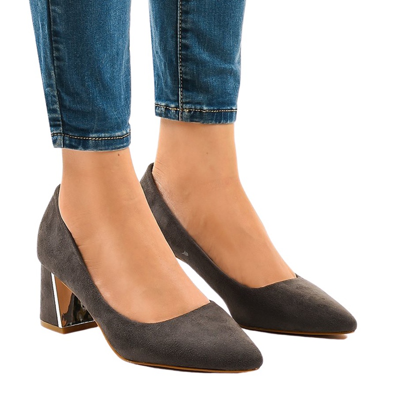 Zapatos de tacón de ante gris en el pilar L439