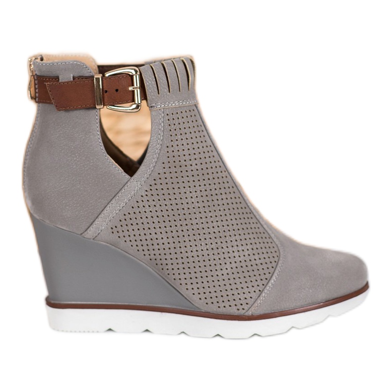 Filippo Botas caladas en una cuña gris