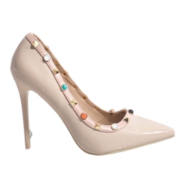 Tacones lacados beige con tachuelas 98273-114 Tacones lacados beige con tachuelas 98273-114