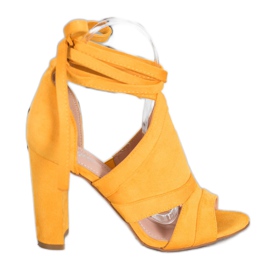 Seastar Sandalias atadas en un poste amarillo