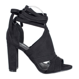 Seastar Sandalias atadas en un poste negro