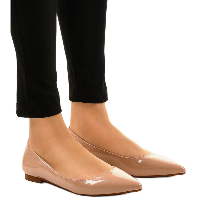 Bailarinas beige barnizadas en la punta MM5018