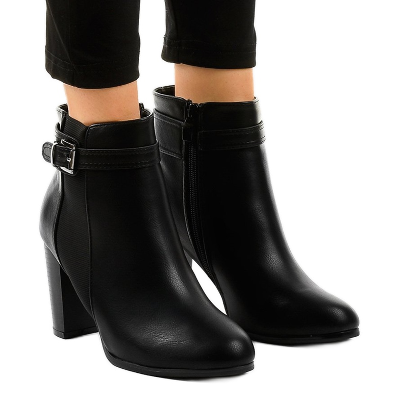 Botas negras en el poste con un elástico F815-2 negro