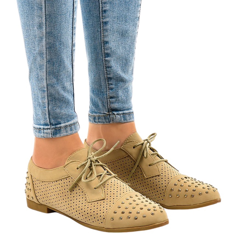 Zapato calado beige con tachuelas MJ1125 Zapato calado beige con tachuelas MJ1125