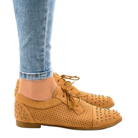 Zapato marrón calado con tachuelas MJ1125