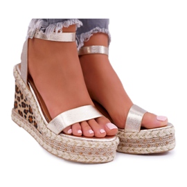 Sandalias de mujer Lu Boo en una cuña de lino Golden Shiran dorado