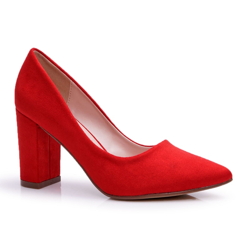 Bombas para mujeres en el pilar de gamuza rojo