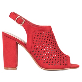 Weide Sandalias caladas en una barra rojo