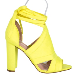 Seastar Sandalias atadas en un poste amarillo