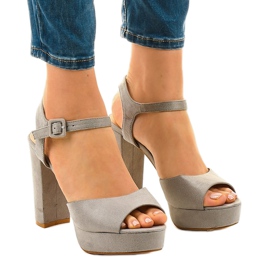 Sandalias grises en el poste de ante AT-0660-L