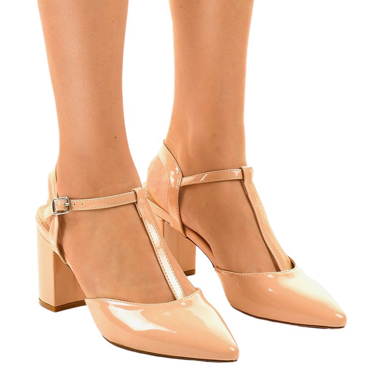 Bombas beige en el pilar D85-17 Bombas beige en el pilar D85-17