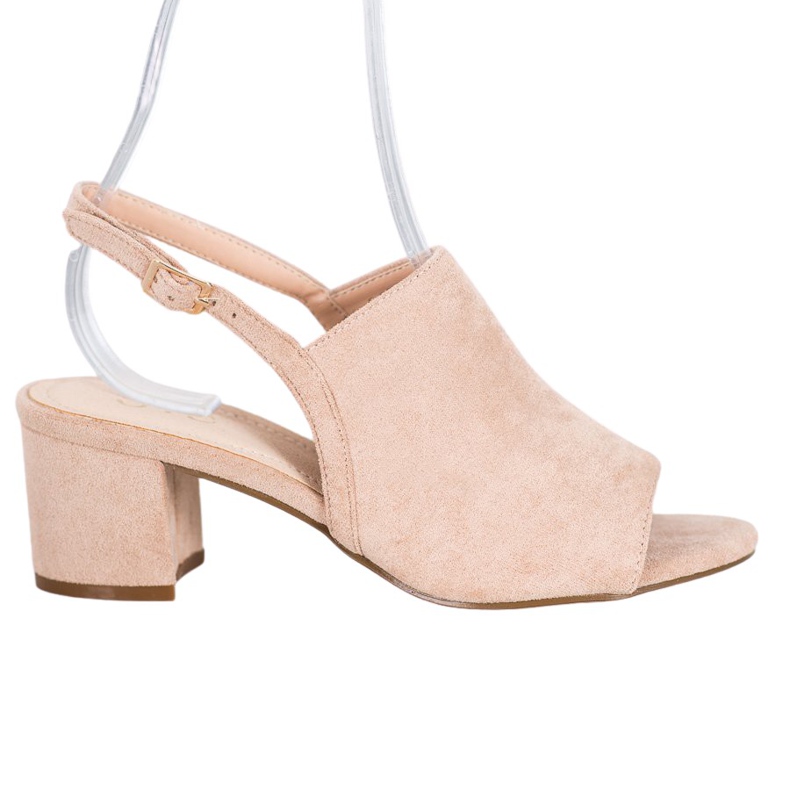 Small Swan Zapatos beige en una barra