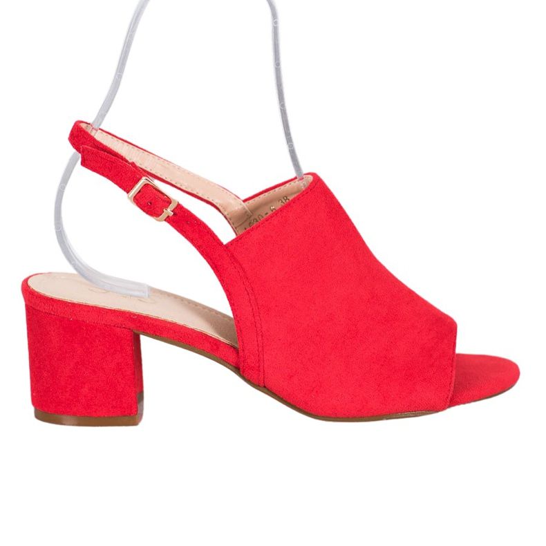 Small Swan Zapatos rojos en un poste