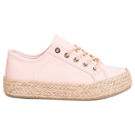 Kylie Zapatillas en una plataforma de paja rosa