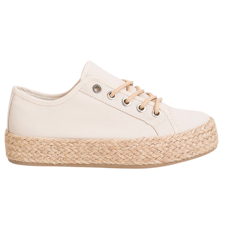 Kylie Zapatillas en una plataforma de paja marrón