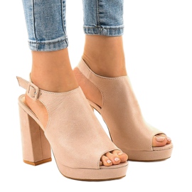 Botas de ante beige en el poste 77-103
