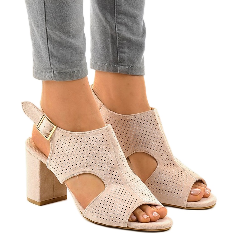 Sandalia calada beige con corte 99-33A
