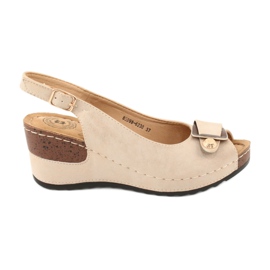 Cómodas sandalias de cuña Evento 8SD98-6230 beige