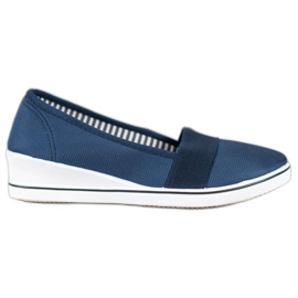 Renda Slipons azul marino en una cuña