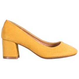 Fama Zapatos de tacón de ante en un pilar amarillo
